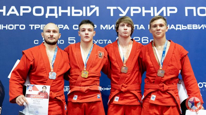 Максим Исаев — крайний справа